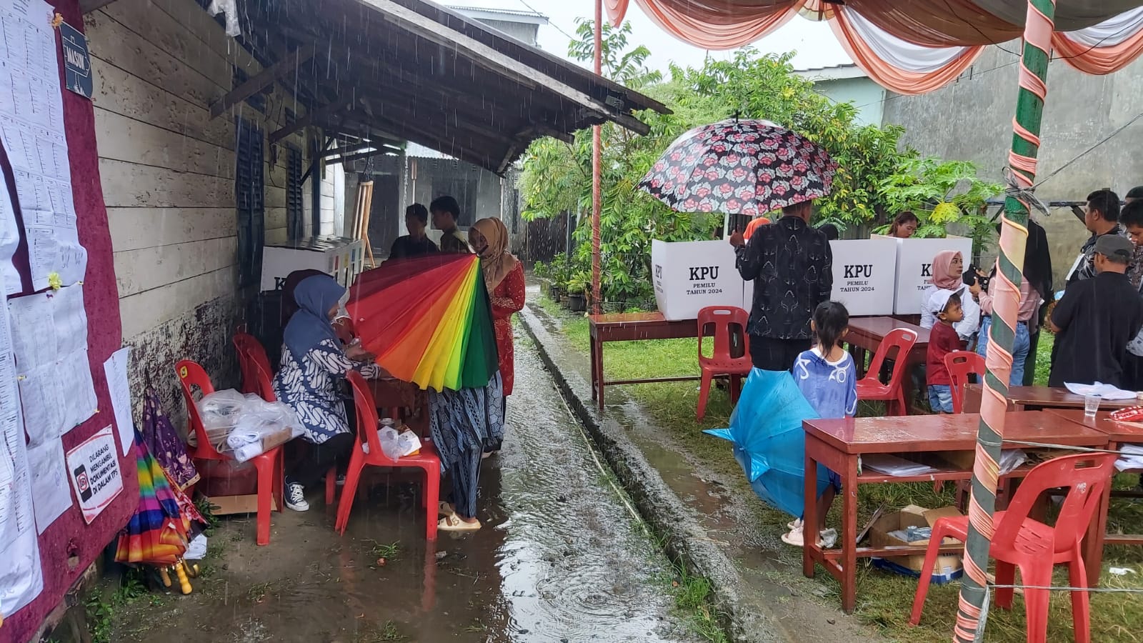 Diguyur Hujan, Warga Babalan Tetap Datang Ke TPS