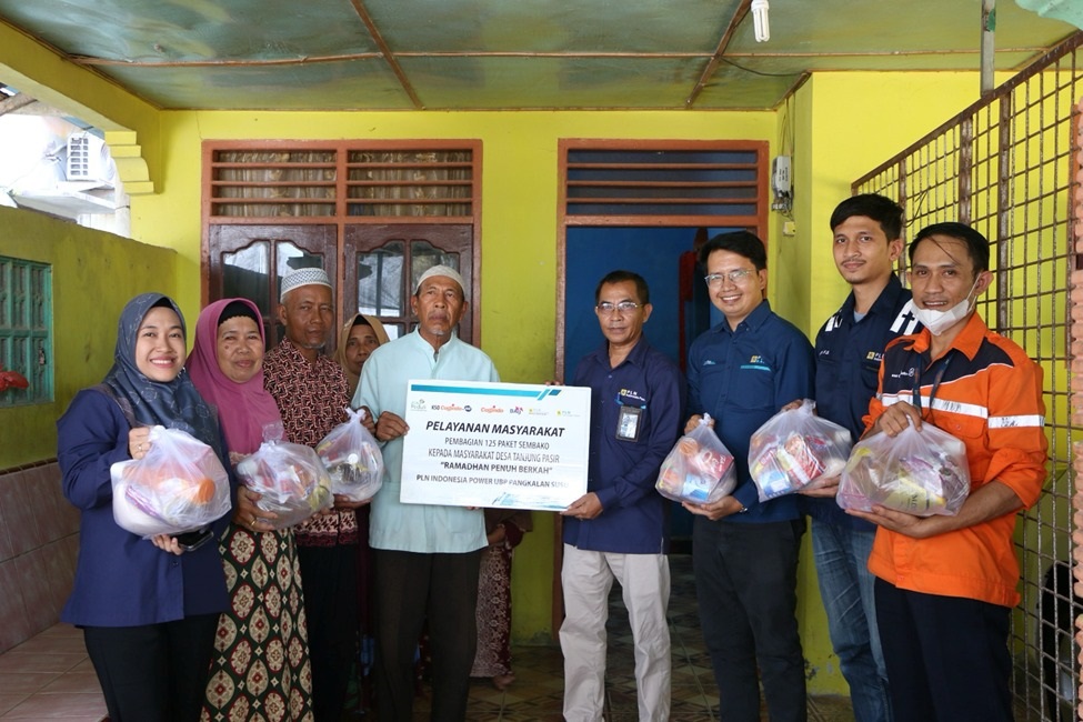PLN IP UBP Salurkan 125 Paket Sembako Buat Warga Miskin