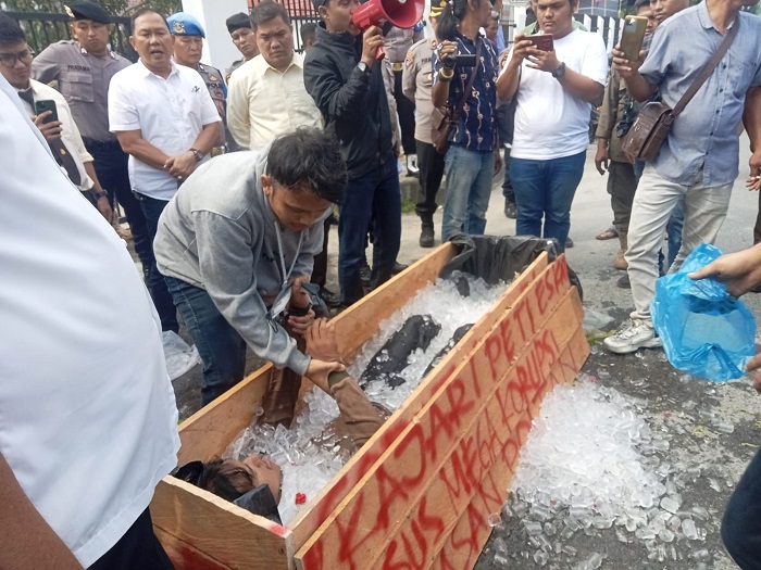 Aksi Unik Demo Masuk Peti Es Soroti Dugaan Korupsi Di Politeknik Tanjungbalai