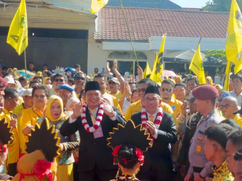 Diantar Ribuan Massa, Paslon Irsan-Ali Mendaftar Ke KPU P.Sidimpuan