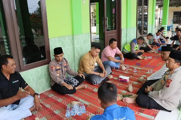 Polres Humbahas Gelar Jumat Curhat Di Teras Masjid