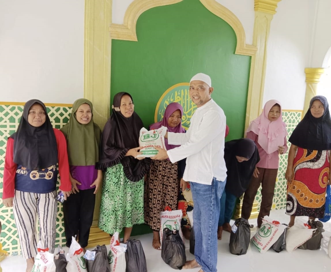 Dani Ginting Bagikan 300 Paket Lebaran Kepada Warga