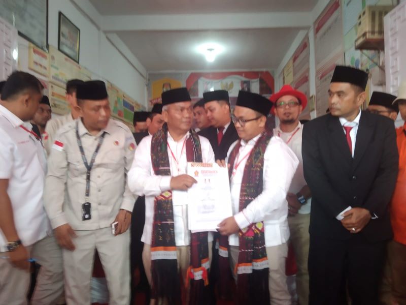 Pasangan ADIL Diusung Partai Gerindra Dan Partai Buruh Daftar Ke KPU Palas
