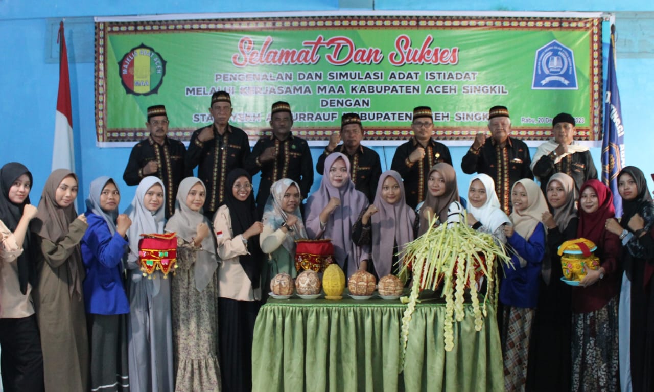MAA Latih Mahasiswa Ukir Kelapa Dan Anyam Janur Lestarikan Adat