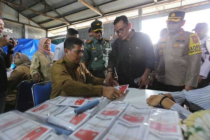 Pj Wali Kota Lhokseumawe Tinjau Penyortiran Dan Pelipatan Surat Suara