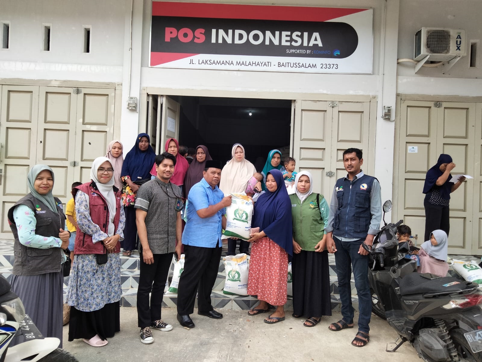 Camat Baitussalam Serahkan Beras CPP Kepada 1.515 KPM