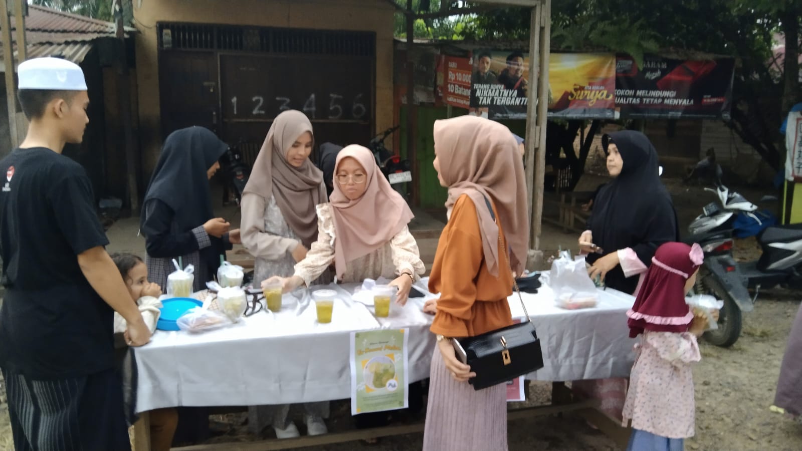 Uji Kemampuan Berwirausaha, Santri Al Mukhlisin Jual Bukaan Puasa