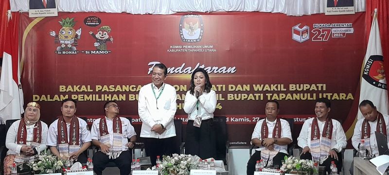 Satika Simamora- Sarlandy Hutabarat Daftar Ke KPU Taput