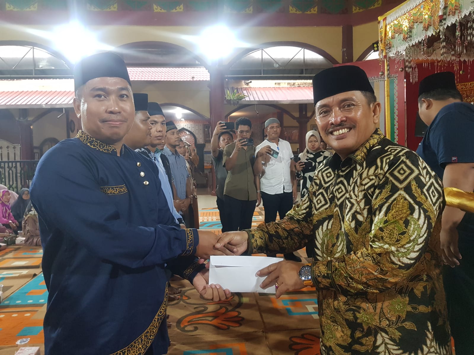 Guru Maghrib Mengaji Terima Insentif