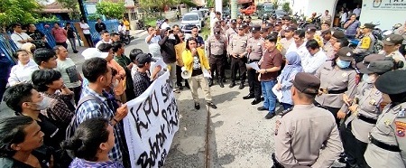 Mahasiswa Demo Tuding Ada Caleg Terpilih Pemalsuan Dokumen Di P.Siantar