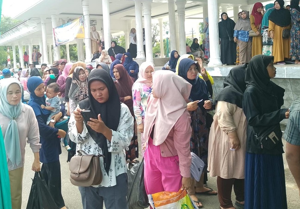 Ratusan Warga Langsa Serbu Pasar Murah