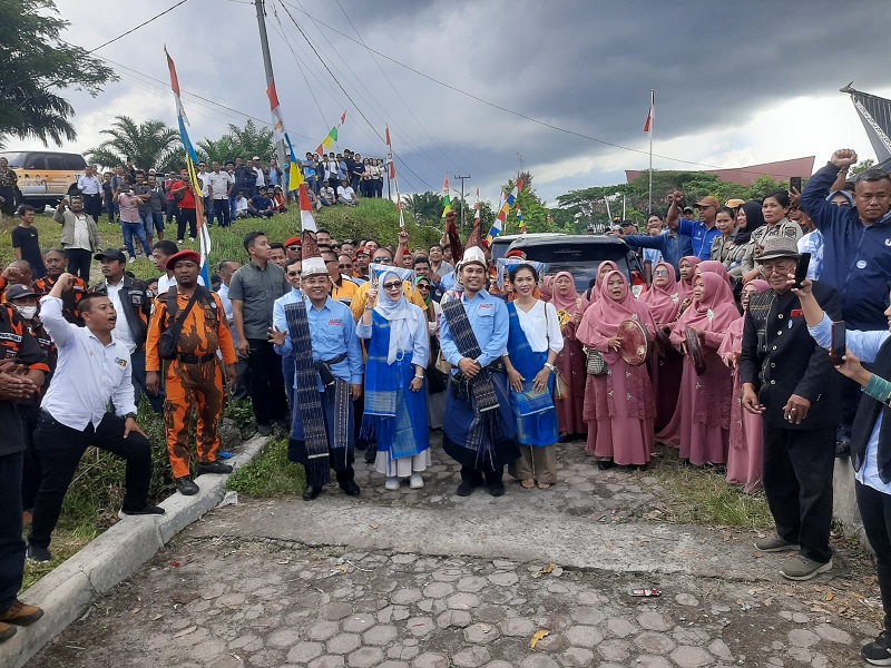 Ribuan Massa Iringi Pasangan Anton-Benny Mendaftar Ke KPU Simalungun