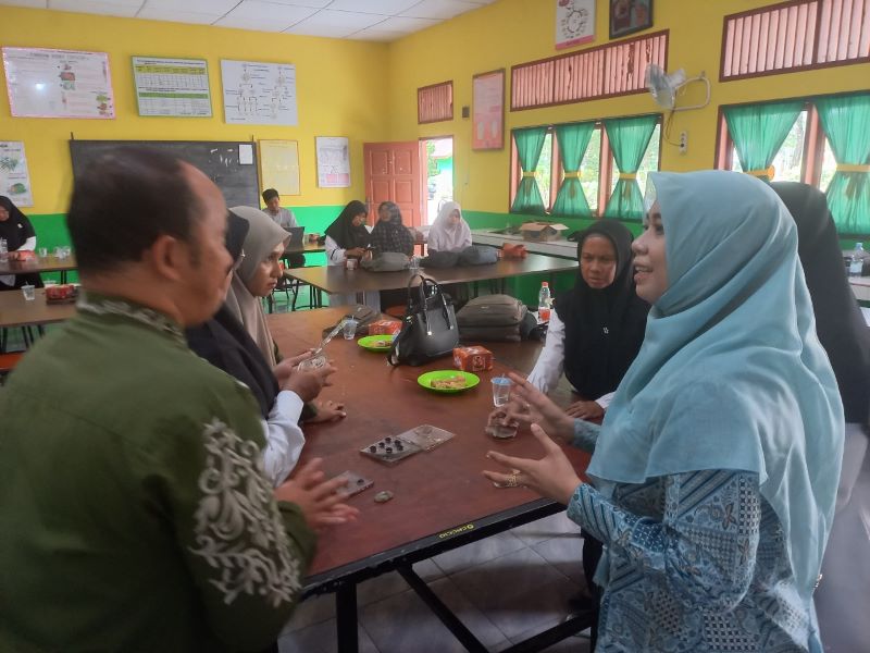 Peningkatan Kompetensi Guru Melalui Pelatihan Pembuatan Media Pembelajaran Bioplastik