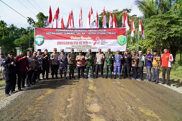 Danrem 011/ LW Kibarkan Merah Putih Sepanjang 17 Km Di Gunung Salak