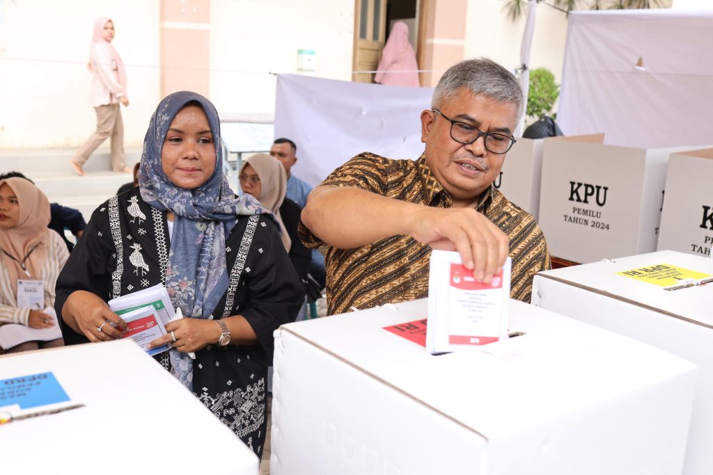 Sekda Aceh Nyoblos Di TPS 09 Gampong Pineung