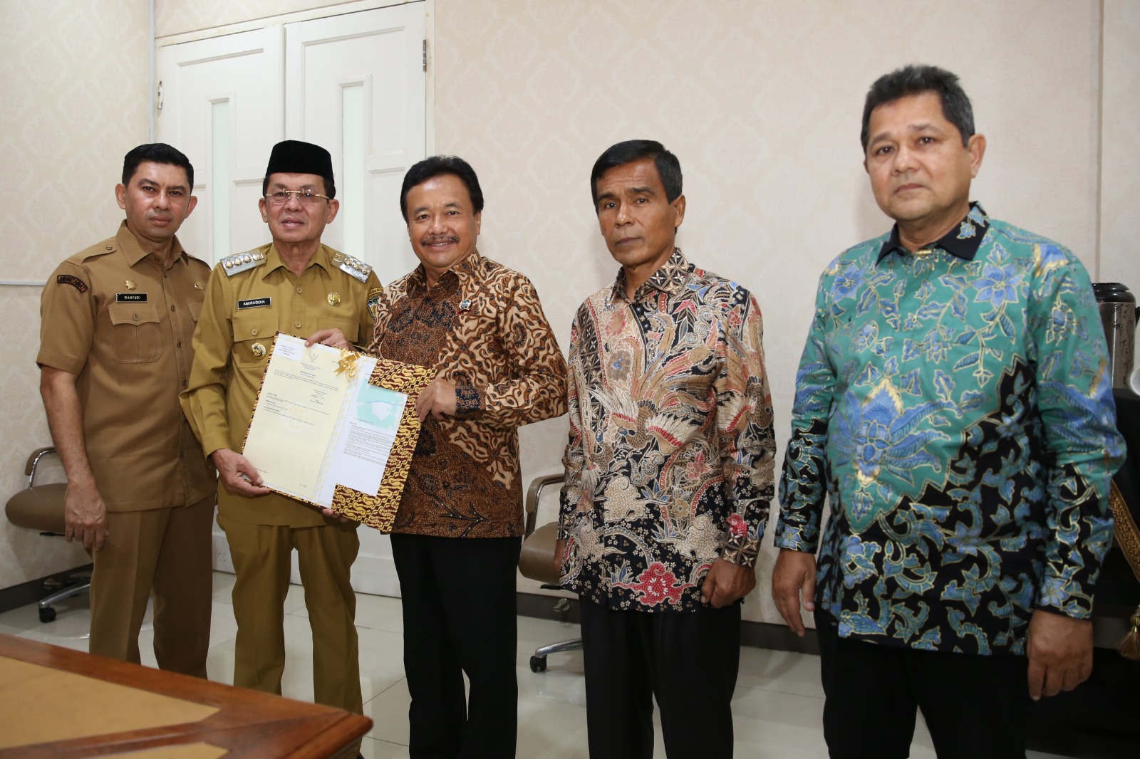 Amiruddin Terima Sertifikat Aset Tanah Pemko Dari Staf Ahli Menteri ATR/Kepala BPN