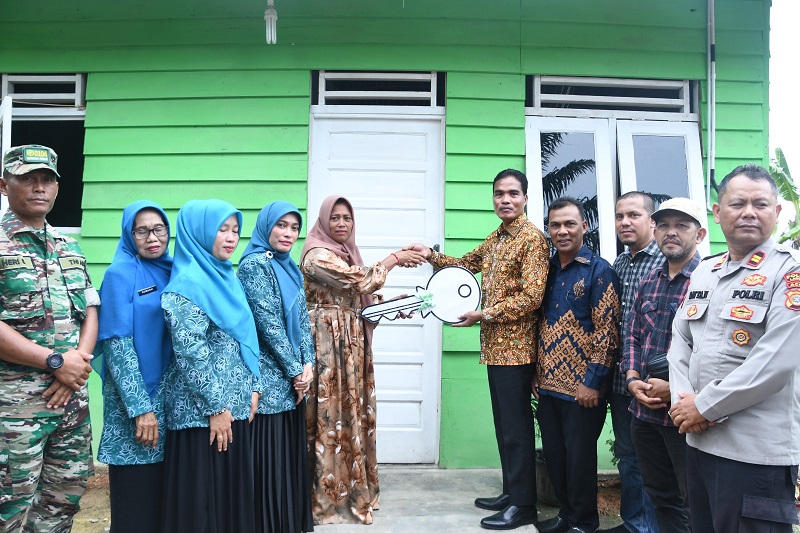 Pj Wali Kota Langsa Serahkan Rumah Layak Huni Zulfiana