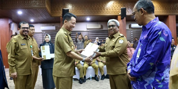 Pj Gubernur Aceh Serahkan DIPA Dan TKD Tahun Anggaran 2204