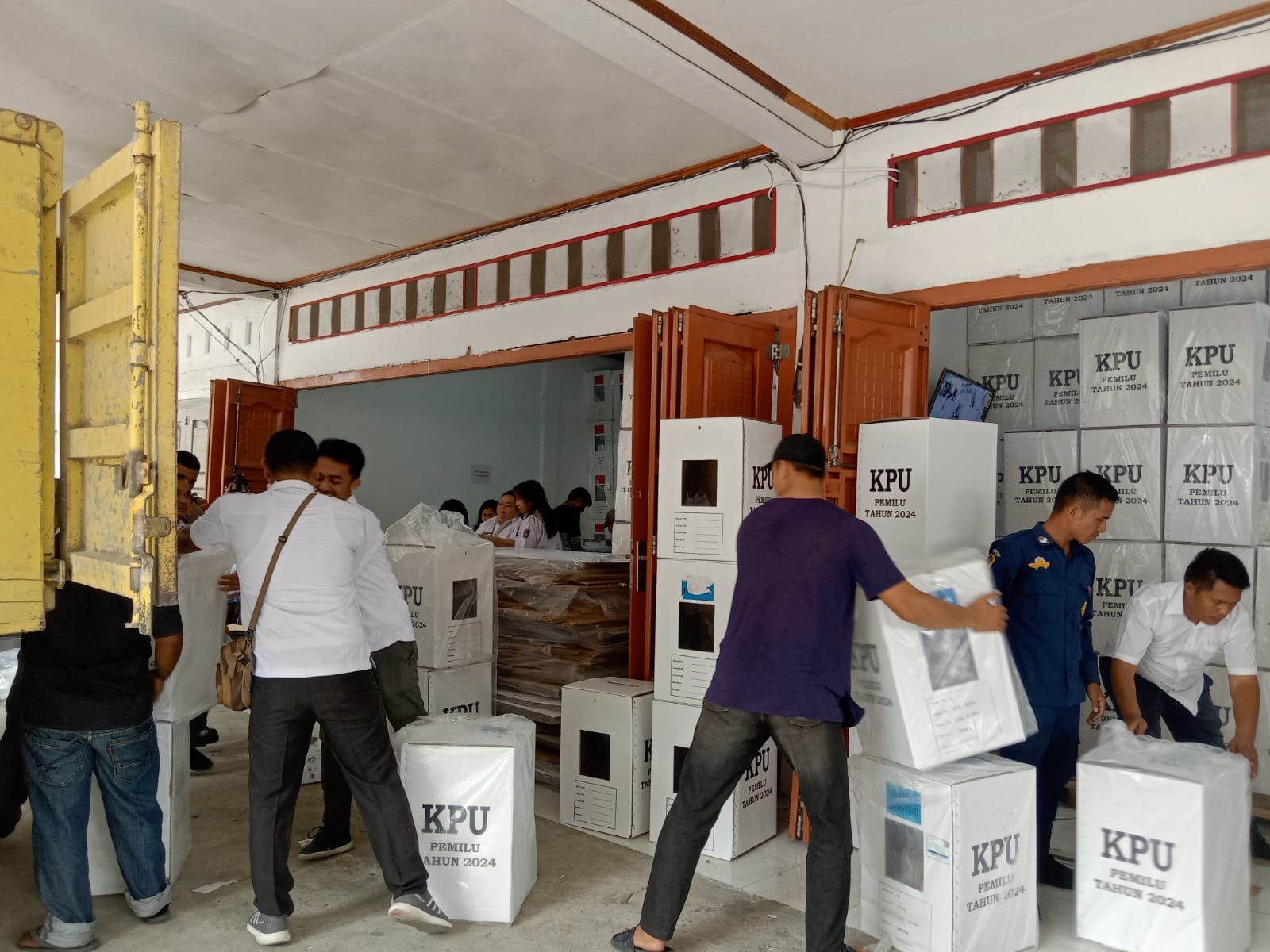 KPU Samosir Mulai Distribusikan Logistik Pemilu 