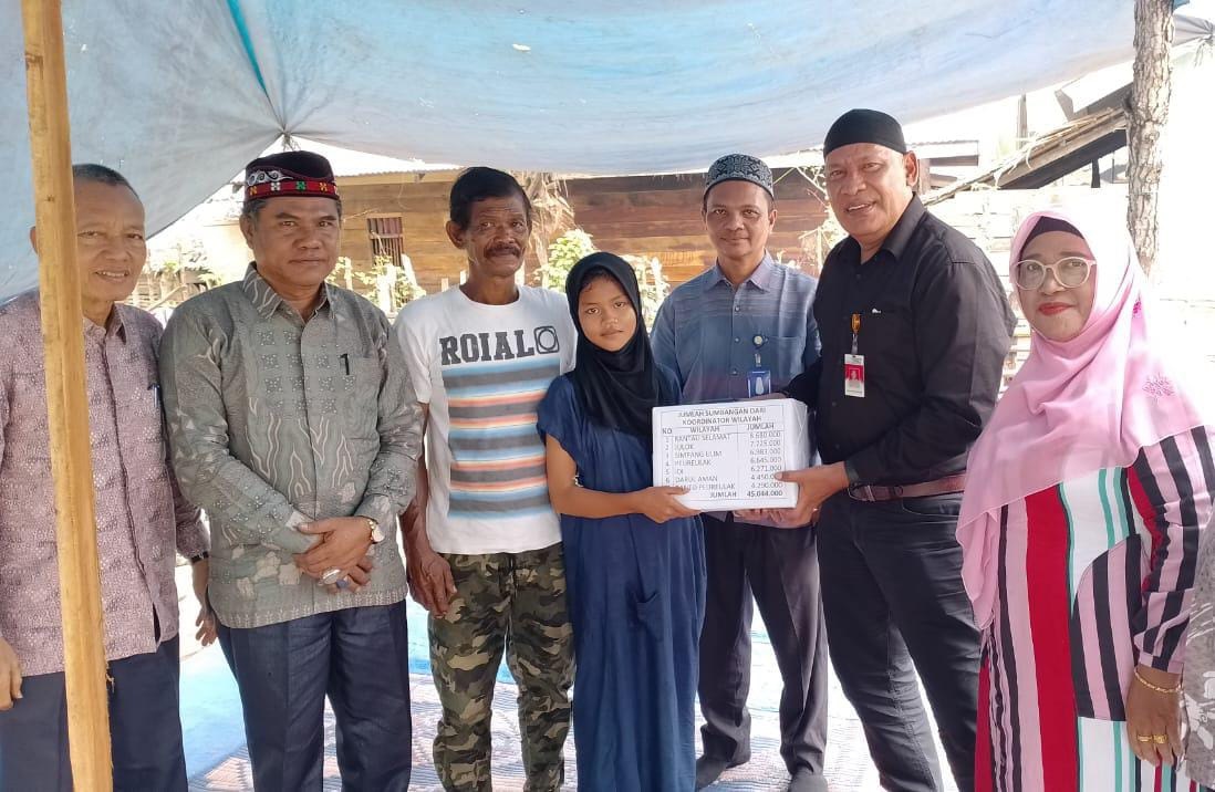 Disdikbud Serahkan Rp45 Juta Rehab Rumah Siswa Terbakar Di Julok