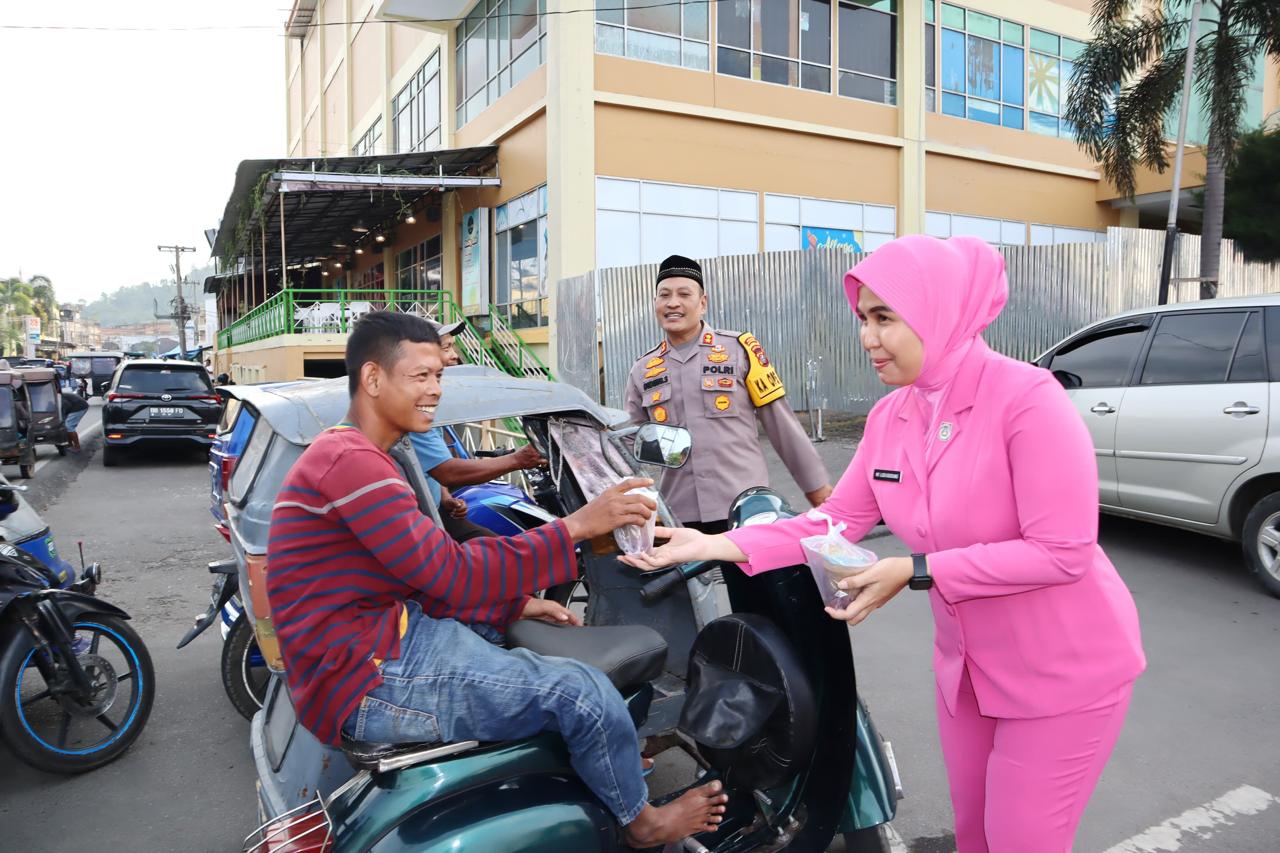 Kapolres Padangsidimpuan Dan Istri Turun Ke Jalan, Berbagi Takjil