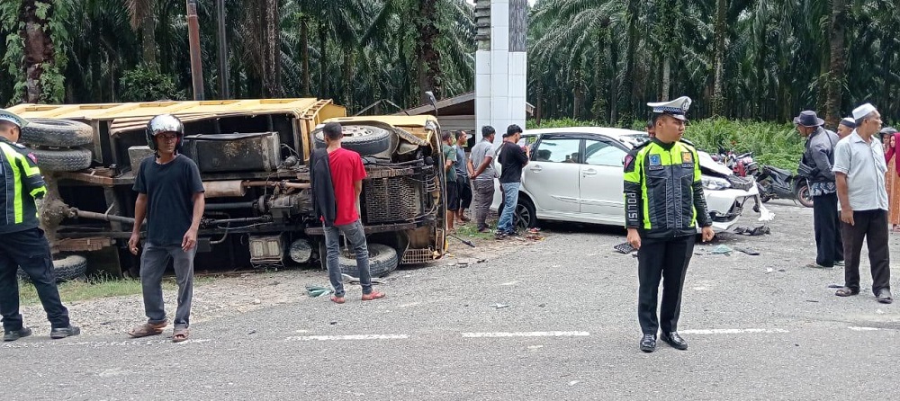 Dump Truk Vs Avanza, Satu Tewas