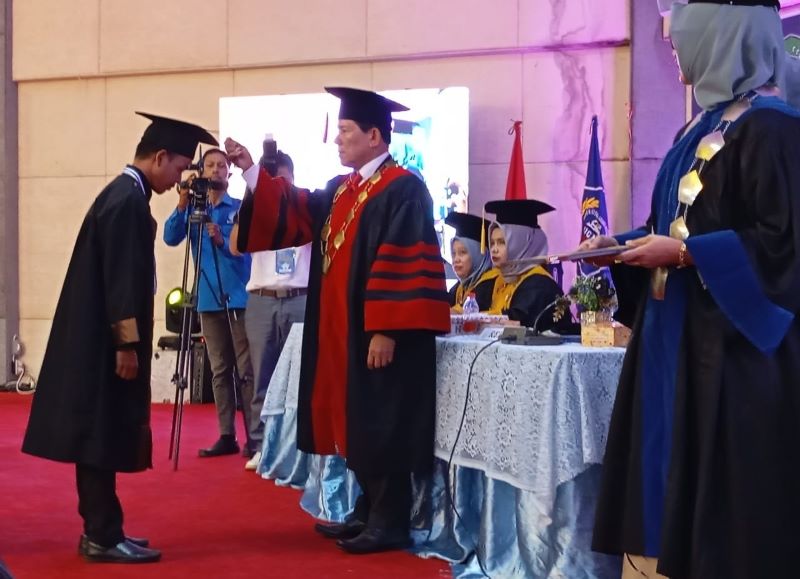 Rektor UGN Padangsidimpuan Wisuda 527 Mahasiswa