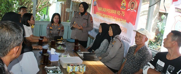 Polwan Polres P. Siantar Curhat Kamtibmas Dan Beri Bansos