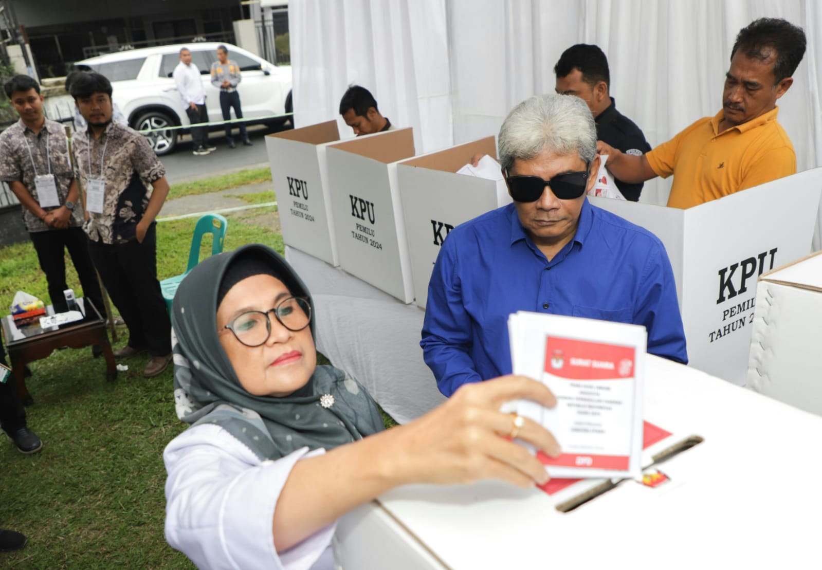 Wali Kota Dan Ketua Dekranasda P.Siantar Menggunakan Hak Pilih Di TPS 006