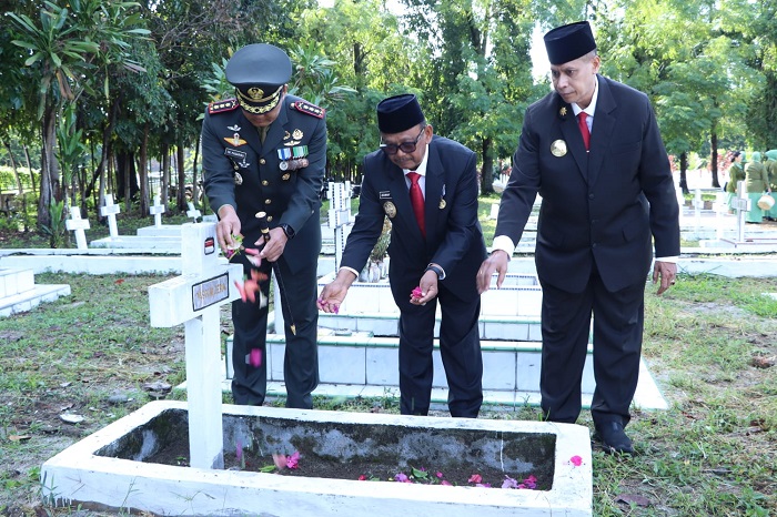Sambut HUT Ke-79 TNI, Plt Bupati Simalungun Hadiri Ziarah Di TMP Nagur