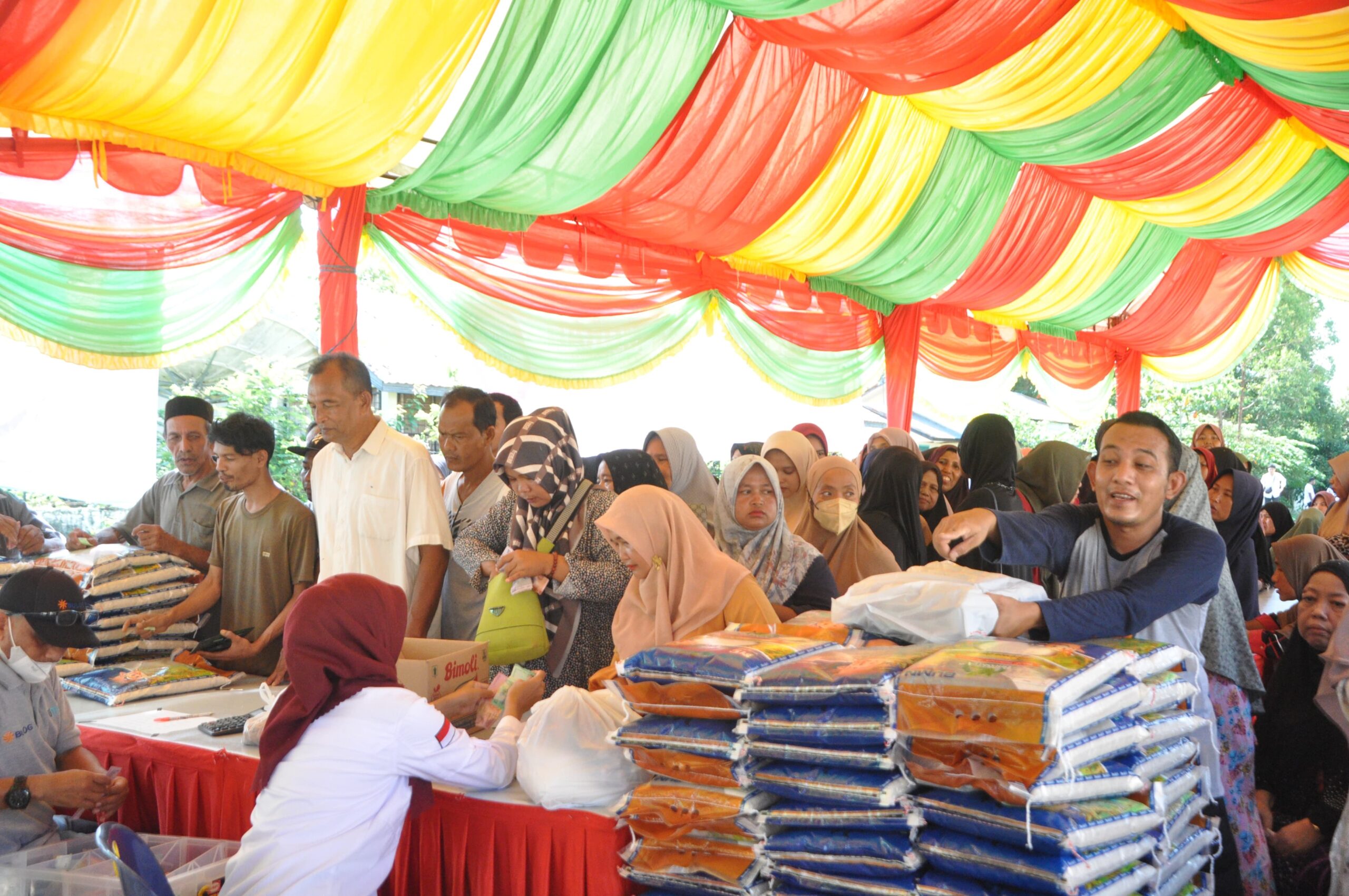 Bazar Pangan Murah Pemkab Dan Kejari Aceh Besar Disesaki Warga