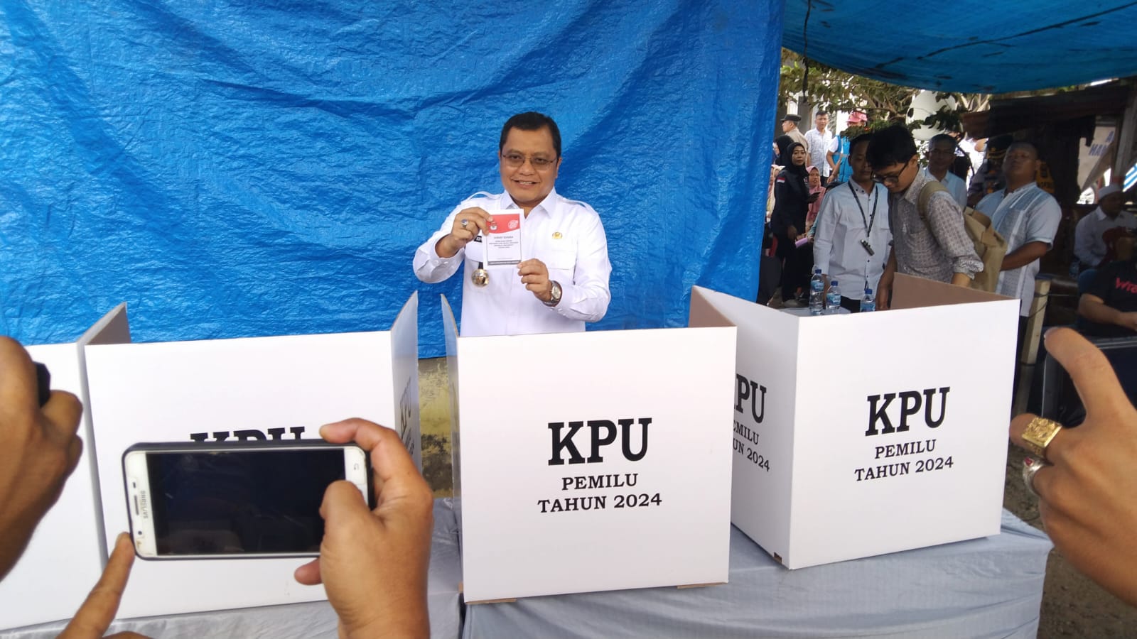 Pj Bupati Palas Gunakan Hak Pilih Di TPS 07 Pasar Sibuhuan