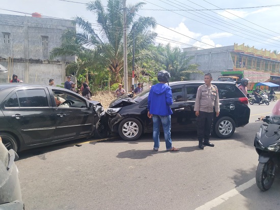 Dua Mobil Laga Kambing, 4 Kritis 4 Luka-luka