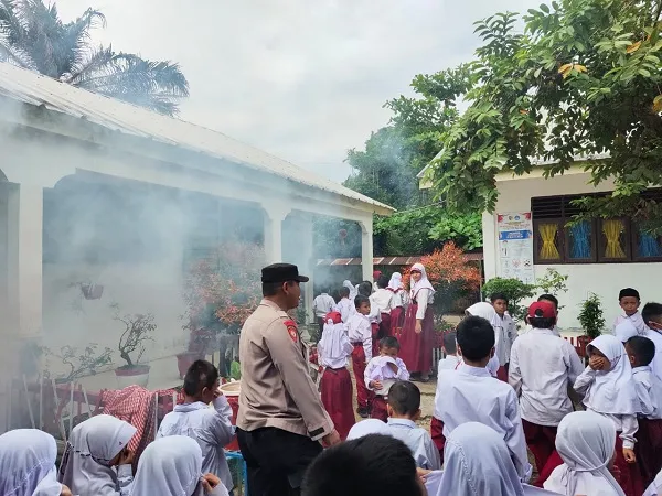 Terindikasi DBD, Polsek Indrapura Dampingi Dinkes Lakukan Fogging
