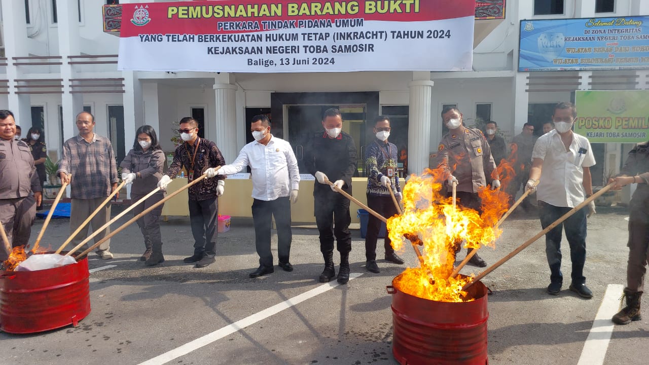 Kejari Toba Samosir Musnahkan Barang Bukti 33 Kasus Inkracht