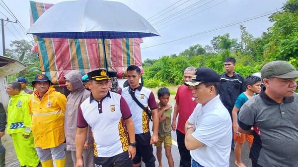 Ahmadliyah Dan Sejumlah Pejabat Simeulue Tinjau Area Terdampak Banjir