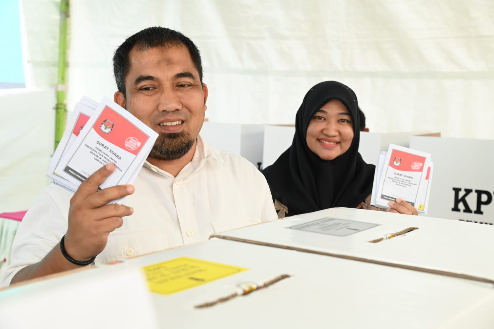 Pj Bupati Aceh Besar Nyoblos di TPS 01 Gampong Gani
