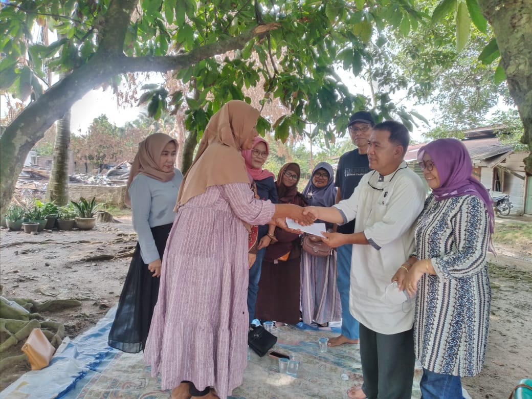 Le’MANKers’86 Tebingtinggi Serahkan Donasi Korban Kebakaran