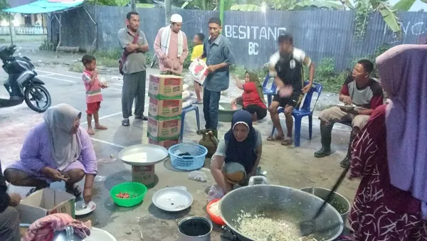 Kaum Ibu Rela Tinggalkan Rumah Yang Terendam Banjir, Demi Melayani Konsumsi Warga