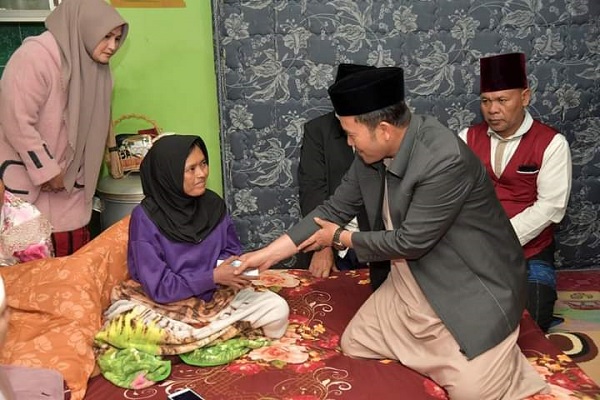 Pj Bupati Bener Meriah Santuni Penderita Jantung Bocor