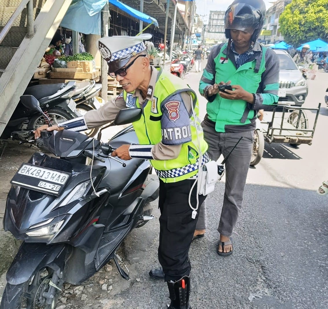 Hindari Kemacetan, Polres P.Siantar Tertibkan Parkir Di Badan Jalan