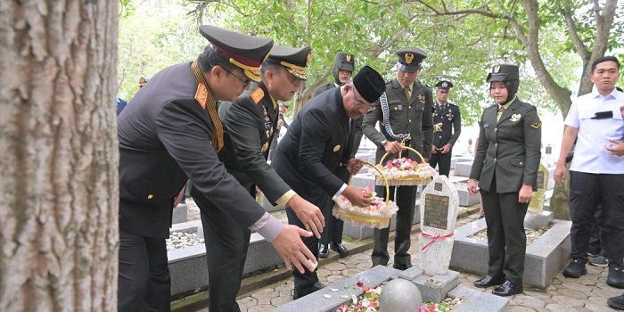 Pj Gubernur Tabur Bunga Di TMP Sambut HUT TNI