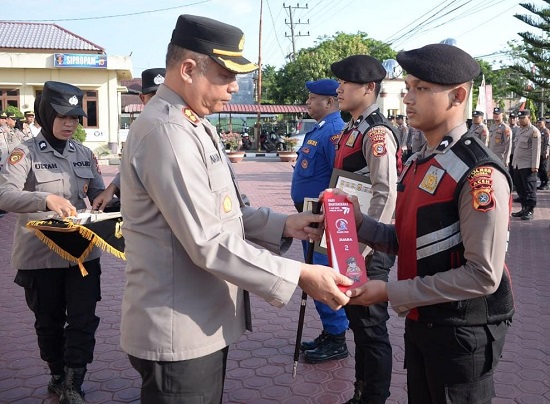 Kapolres Langsa Beri Penghargaan Ke Personel Juara Beladiri