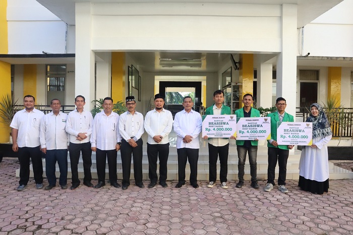 Rektor IAIN Langsa Serahkan Beasiswa Dan Penghargaan Mahasiswa Berprestasi