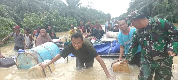 Danramil Kejuruan Muda Dan Warga Bantu Evakuasi Jenazah Terjebak Banjir