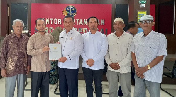 BPN Sergai Serahkan Sertifikat Tanah Musala Ubudiyah