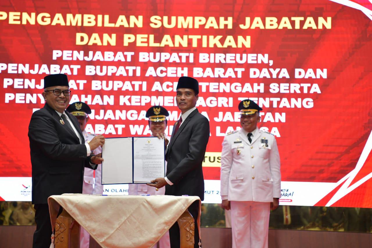 Pj Gubernur Aceh, Bustami Hamzah, saat menyerahkan SK perpanjangan Pj Wali Kota Langsa kepada Syaridin, di Anjong Mon Mata, Banda Aceh, Minggu (11/8). Waspada/Ist.