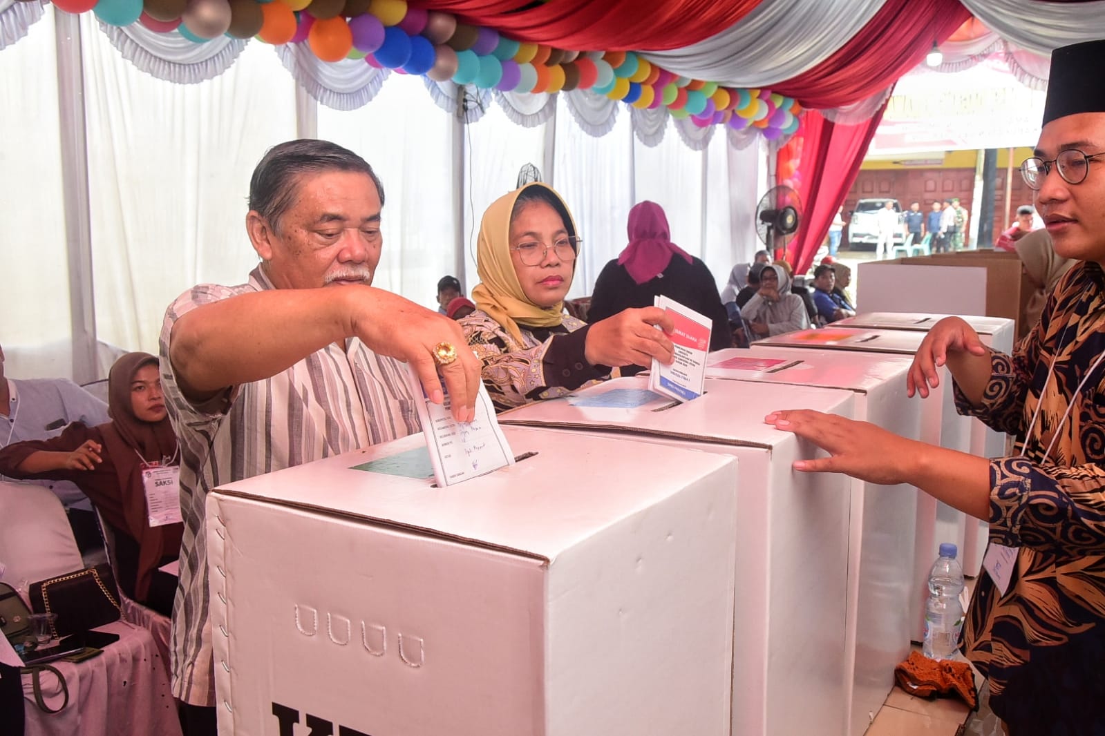 Yusuf Siregar-Sri Pepeni Nyoblos Di TPS 18 Dagang Kerawan