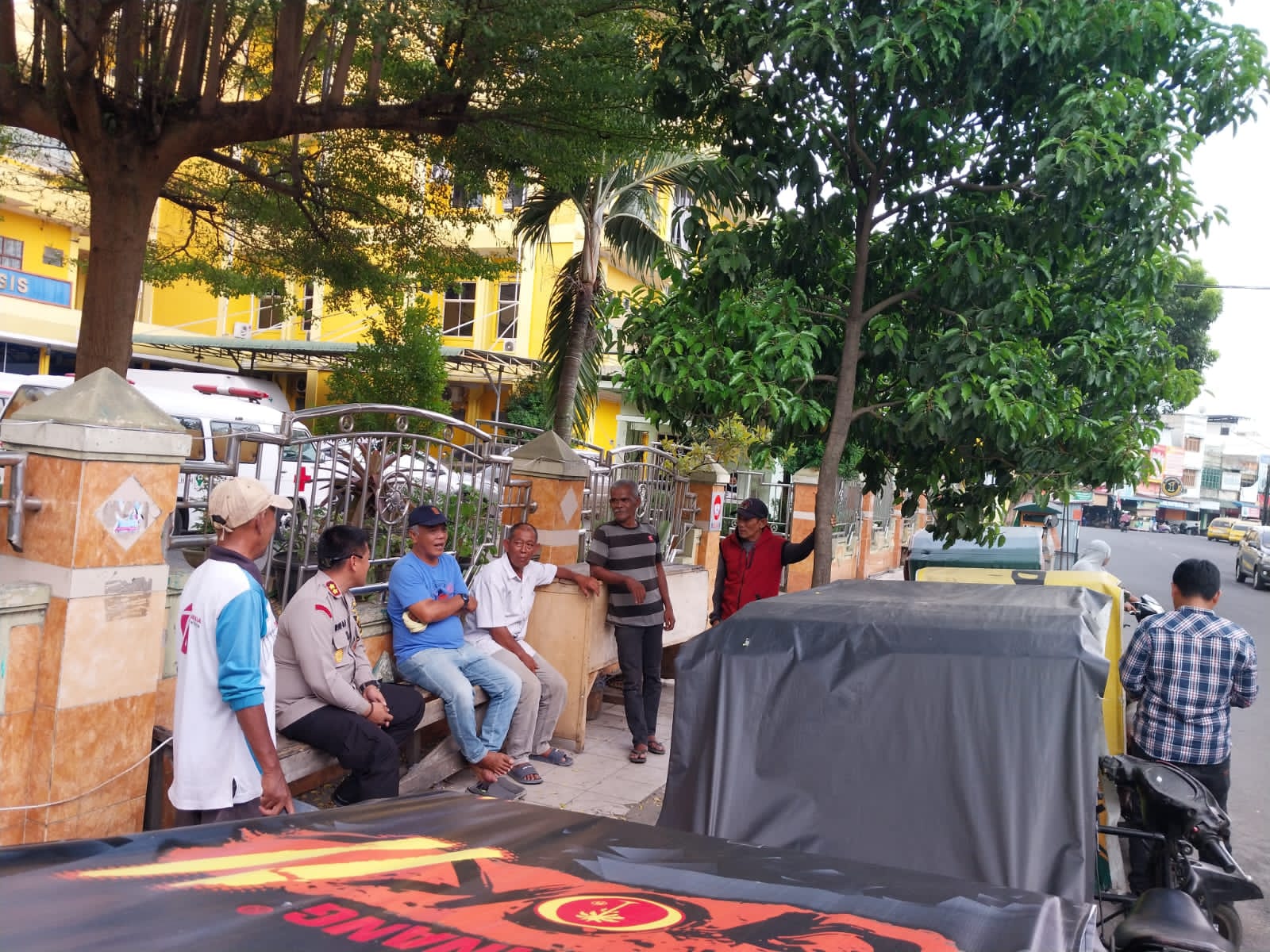 Kapolres Binjai Berbincang Dengan Abang Becak