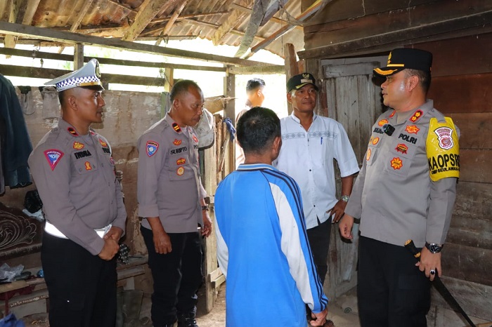 Kapolres Aceh Tamiang Kunjungi Warga Kurang Mampu